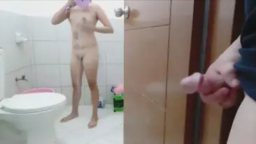 Quay tay khi rình em hàng xóm tắm